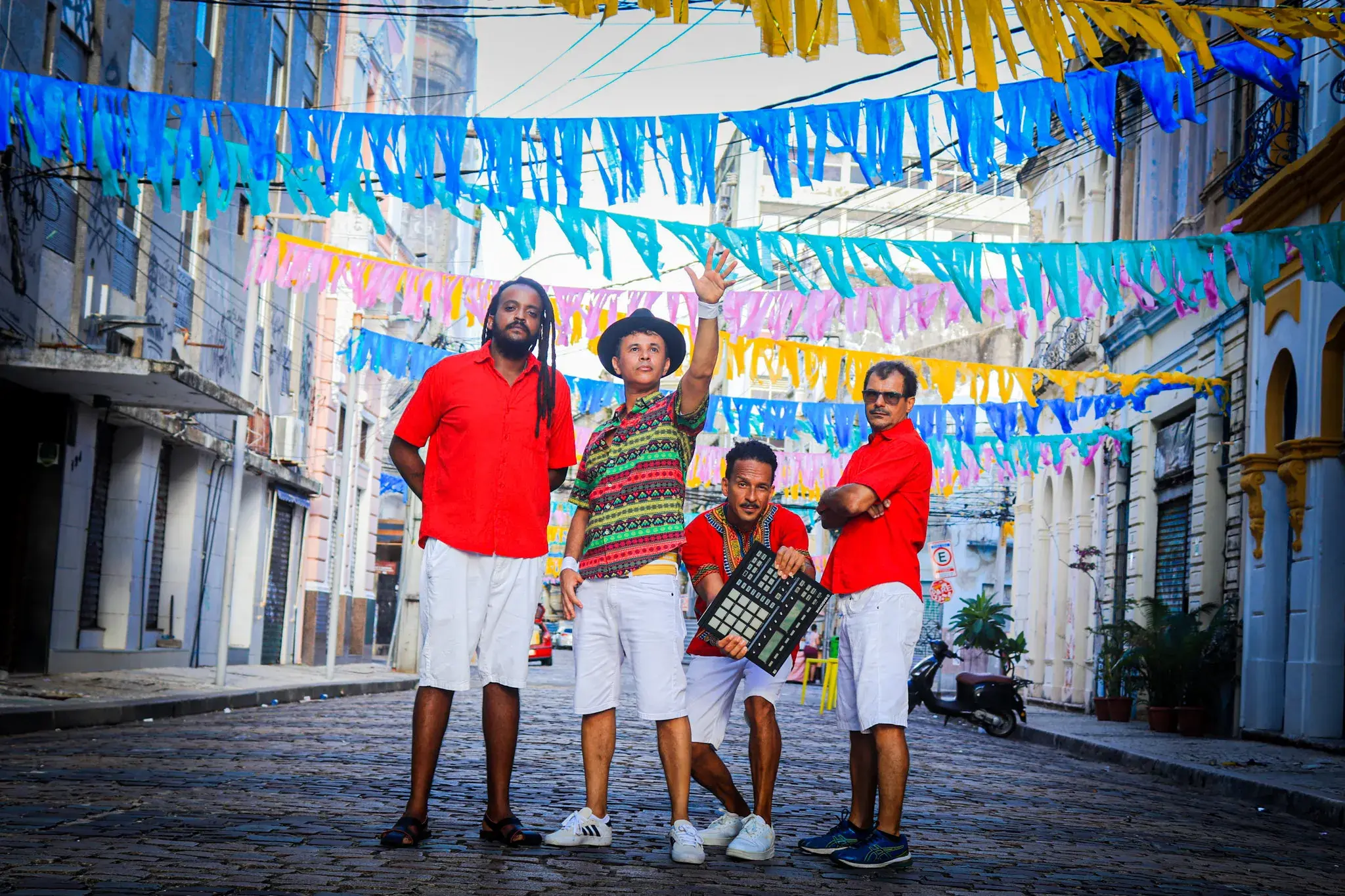 Arnaldo do Monte, Alê Maia, Hamilton Tenório e Roberto Patrício no meio da rua.